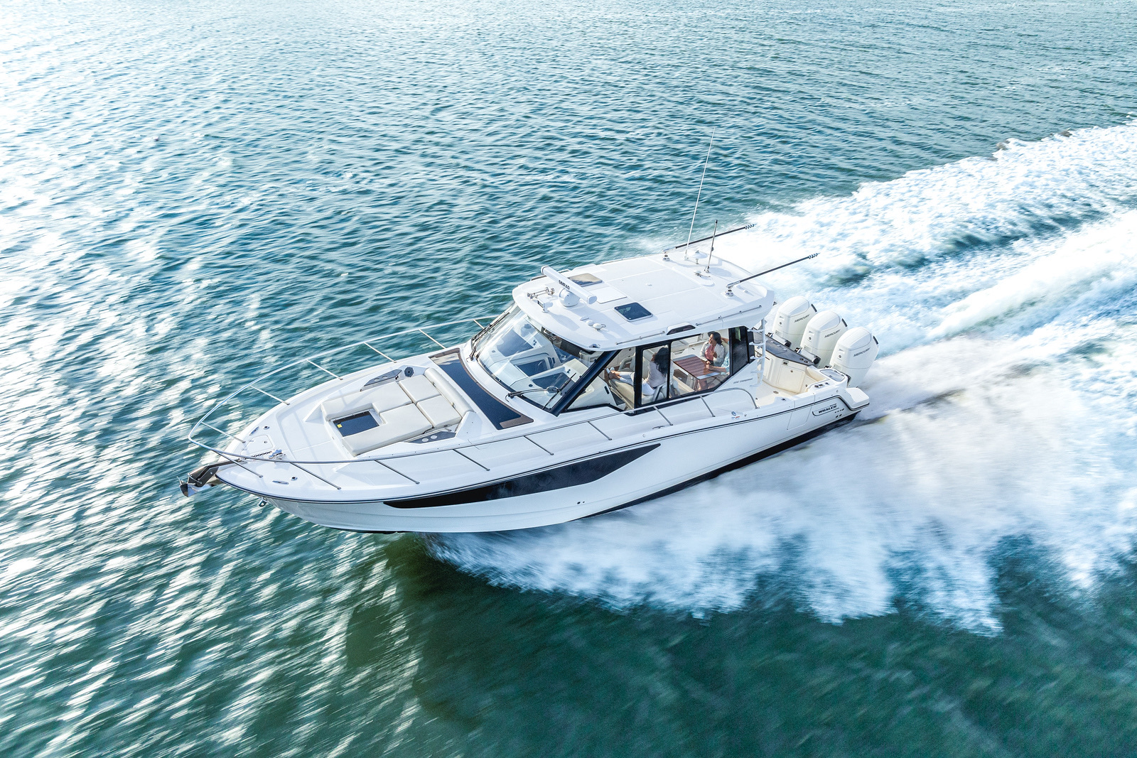 Boston Whaler 405 Conquest running at speed
