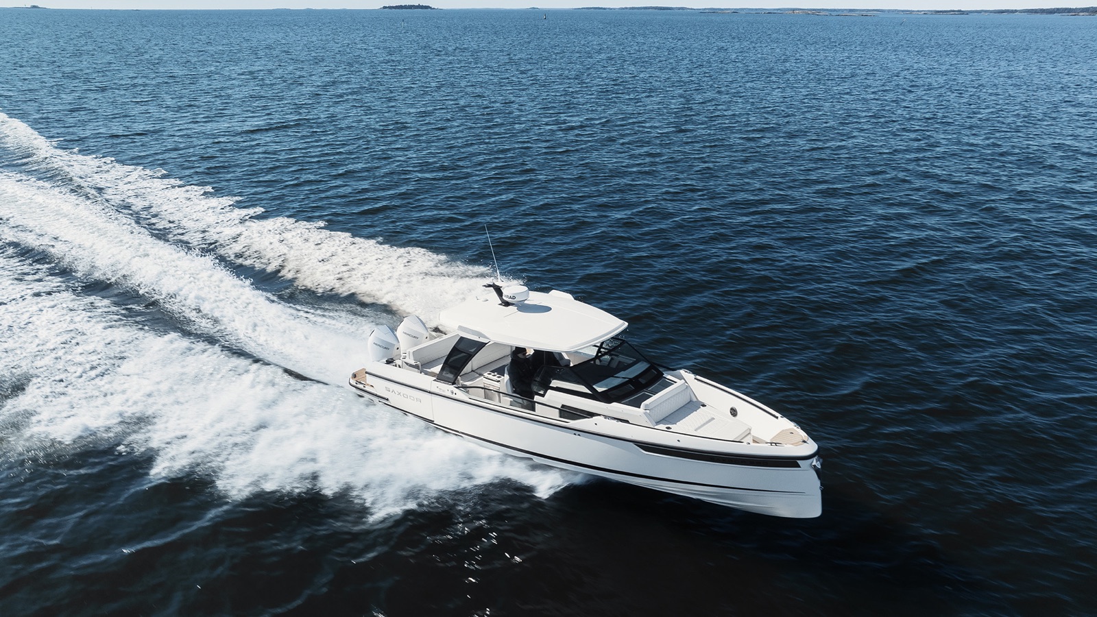 Saxdor 320 GTO running on open water