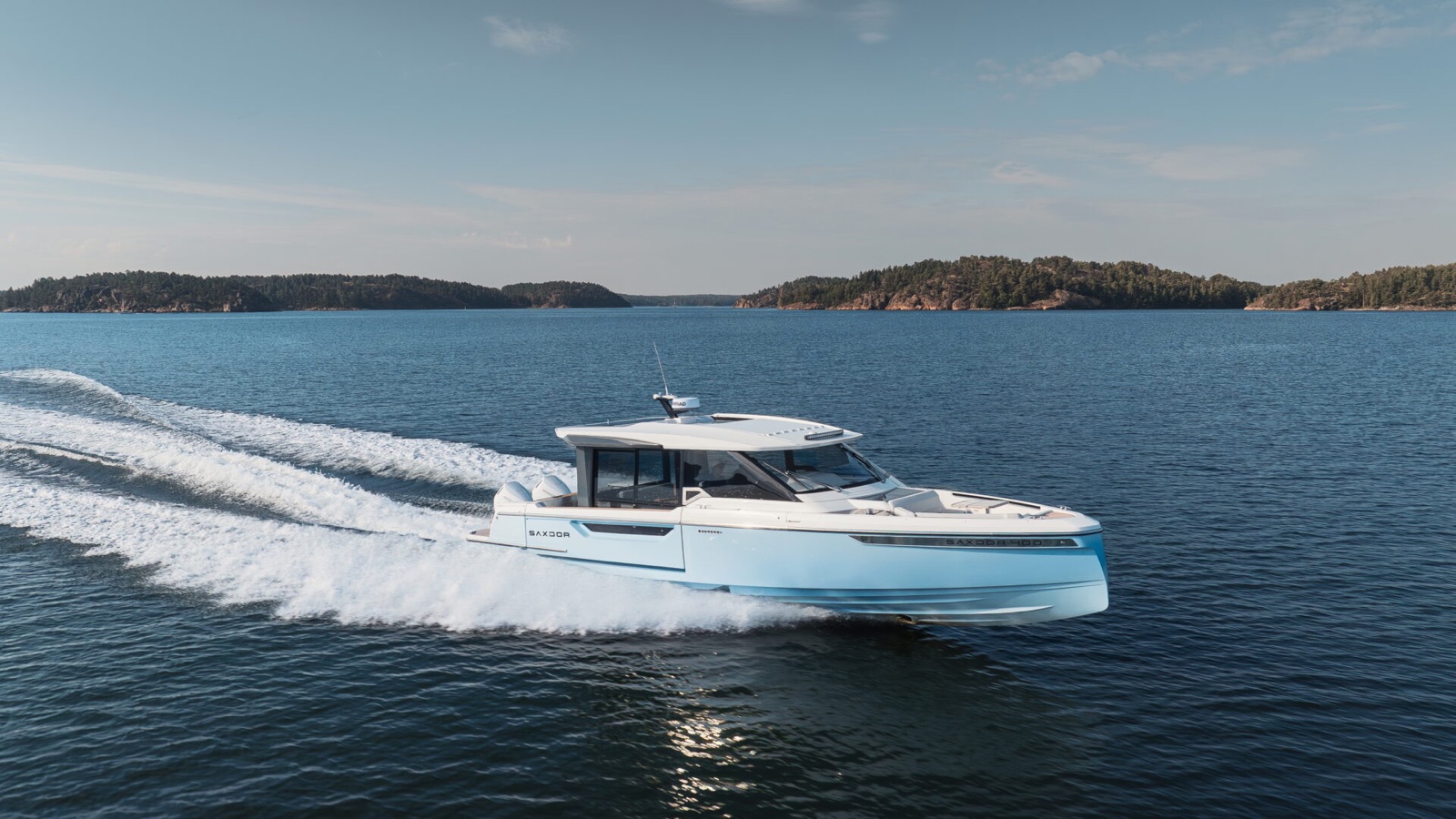 Saxdor 400 GTC running through the archipelago