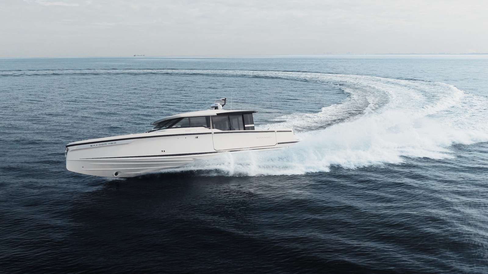 Saxdor 460 GTC carving a turn at speed
